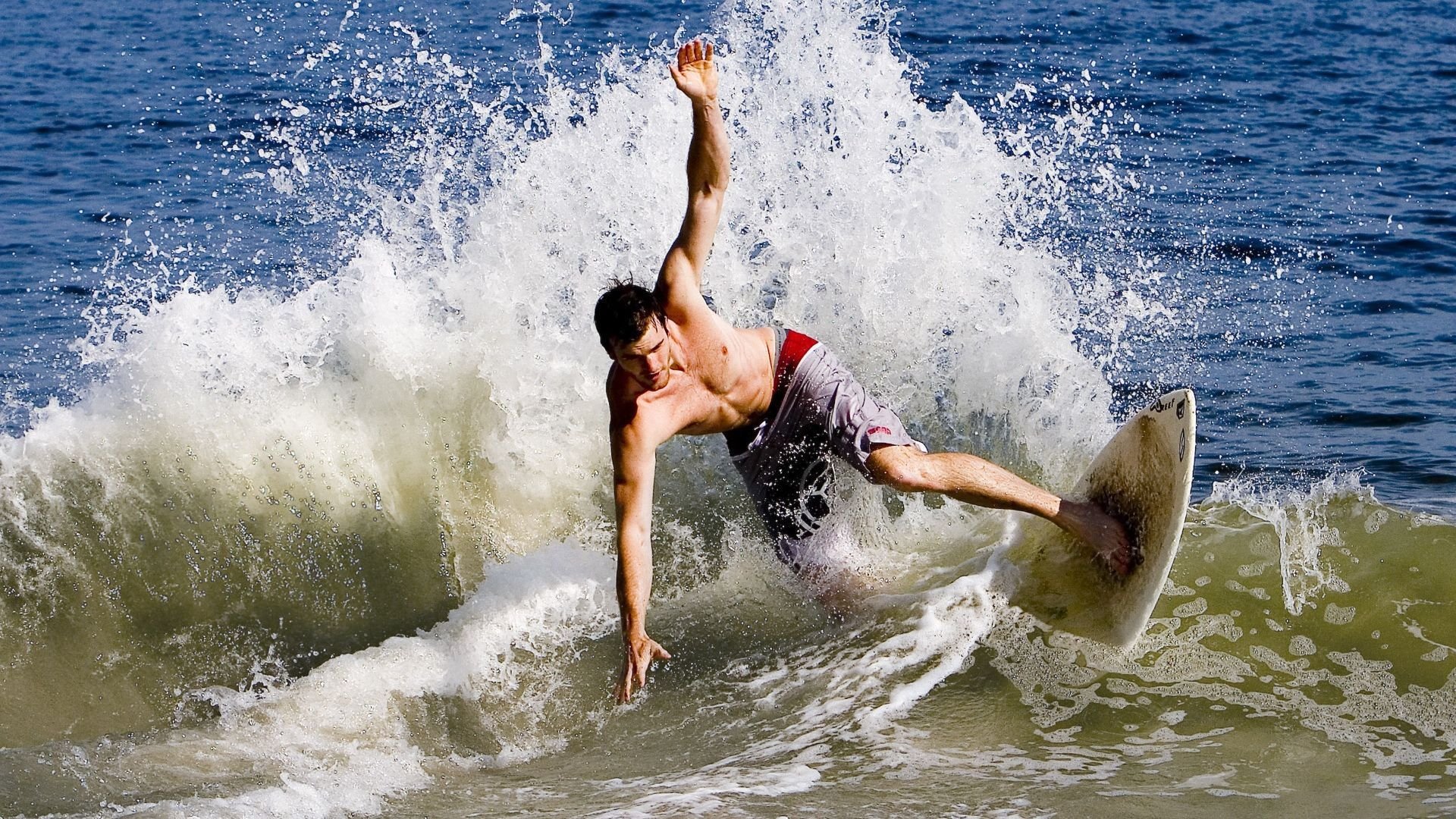 城市河岸护栏跑酷赛 护栏与石墩构成连续动作链